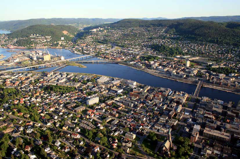 Bydelene Bragernes i forgrunnen og Strømsø på sørsida av Drammenselva har hvert sitt gamle torg som er bundet