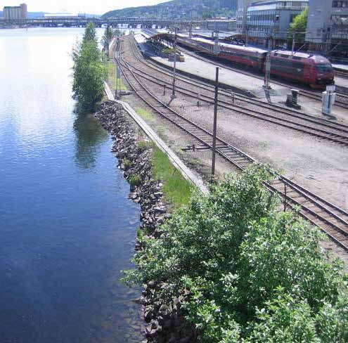 Figur 25. Sammenhengende gangvei på utsiden av jernbanen har, sammen med Elveparken, gitt byen et populært, sammenhengende turvei- og promenadestrøk langs begge sider av elva.