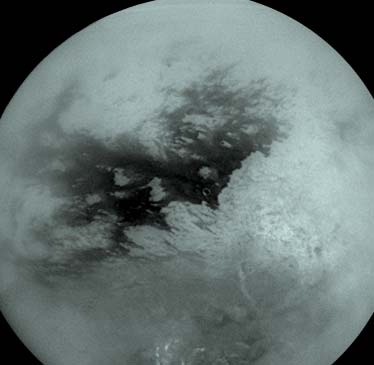 fjell. Forbiflygningen var en del av forberedelsene til at romsonden Huygens skulle kunne lande på Titan.
