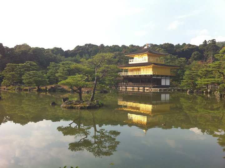 Et fantastisk flott byggverk omgitt av nydelig japansk