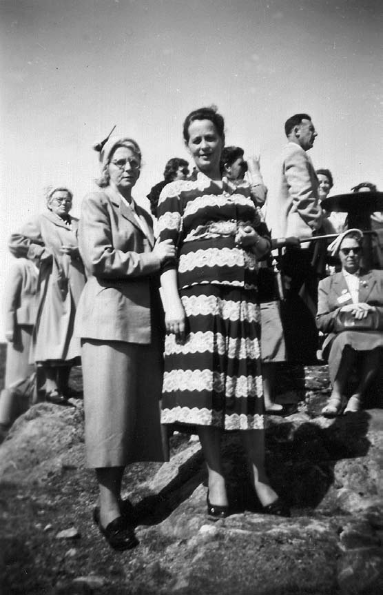 Amatørfotografi av «fru Bereng og fru Holen» fra Norges Kooperative Kvinneforbunds landsmøte i Molde 1956. Foto: ukjent. Original: positiv s/h.