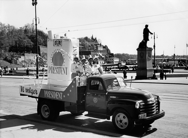 Kampanje for NKL-sigaretten President på Rådhusplassen i Oslo ca. 1950. Foto: Einar Sakariassen. Original: positiv s/h. tema for bruker- og utviklerforumet nevnt i forrige punkt.