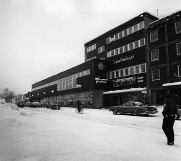 Kaféinteriør fra Rjukan Samvirkelag, trykket i Kooperatøren nr. 4, 1954. Foto: ukjent. Original: positiv s/h.