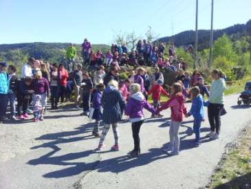 FRAMSYNINGAR: Barnelaget har hatt danseoppvisning 1. mai i f.b.m. Mjeldalen Grand Prix (olabil-løp). Dei dansa også på 17. mai på Haus skule.