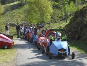 17. MAI: I god tradisjon arrangerte Mjeldalen U.L. 17.mai-frukost i ungdomshuset. Kl. 08.00 hadde laget flaggheising og musikk av Haus skulemusikklag. Det var i år ca. 20 stk.