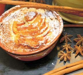 En alltid populær kakevariant er tartelettene, de små tertene, som varierer alt etter sesong: i den varme årstiden finner du dem med jordbær, kirsebær og alle andre typer bær.