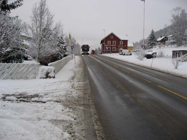 Ved siden ved Bygdasentralen er det trangt slik at det er vanskelig å tilpasse en normert busslomme på 70m. Det bygges derfor kun kantstopp for bussen, dvs.