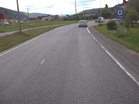 bensinstasjonen. Avkjørslene går her mot Hågenmelen, en kombinert kjøre- og gang-/sykkelveg knyttet til Dalbygdvegen.