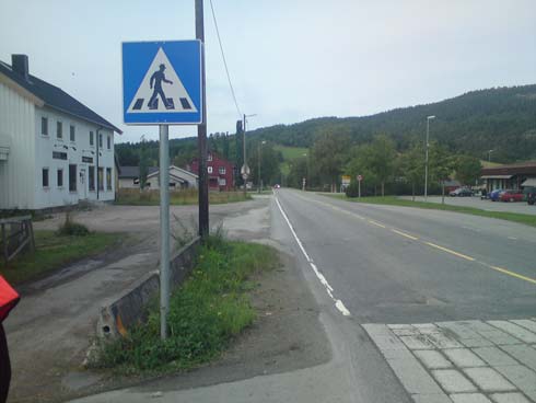 Avkjørslene ligger i en sving og har dårlig sikt. Foto viser avkjøring til Coop prix og opp mot Yttervika i dag. Foto: SVV Foto viser dagens situasjon ved skole med nedslitte og uavklarte arealer.