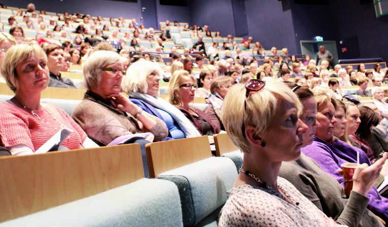 Haugalandsløftet, Plenum i Tysvær kommune med 300 deltakere for alle ti kommuner. Foto: Marit Ness Atferdsforsker Roland snakket bl.a. om «Hva virker og hva virker ikke inår det gjelder å ha god innflytelse på egne barn?