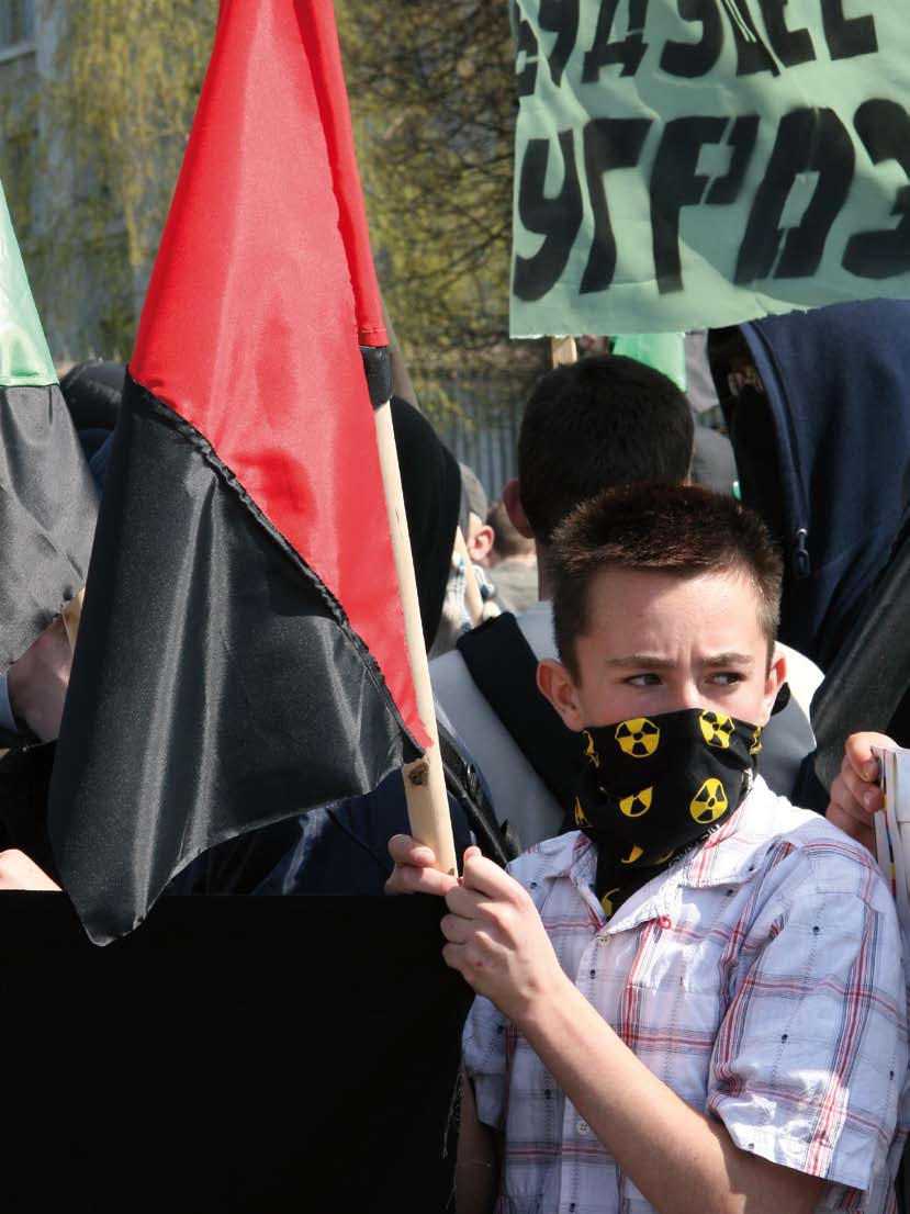 Omstridd Ein ung demonstrant på Tsjernobyl-dagen i Minsk, 26. april 2008.