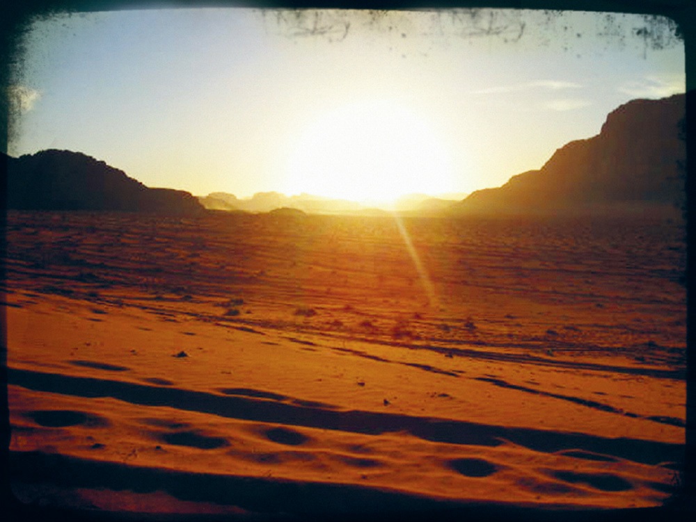 Wadi Rum-ørkenen klokken seks julaften, 2011. DA JEG VAR LITEN OG VI HADDE FERIE, SOV VI OFTE I TELT. Men enda oftere rett på bakken. Ved siden av bilen som var rygget inn i et skogholt.