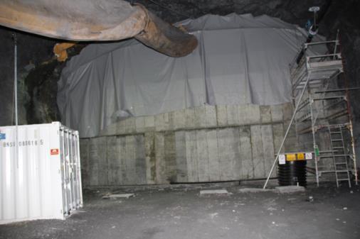 Testcellens oppbygging Bergrommet hvor testcellen anlegges er tett (ikke påvist vann-inntregning) 5 m høy betongmur holder gipsen på plass i bergrommet Drenslag i bunn med avrenning til pumpekum