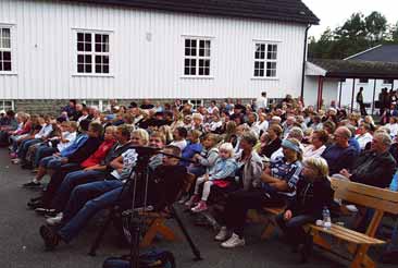 Veldig låste; eg er ikkje spesielt ivrig på å kome ut av skåpet med mine nye, varme kjensler for Dixie Chicks (særleg songen «Cowboy, take me away»). Sjølv om eg jo på sett og vis gjer akkurat det.