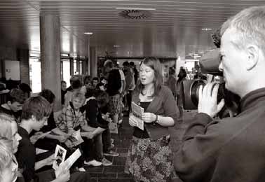 ynorskbøkene Janne Nygård, dagleg leiar i Norsk Målungdom, deler ut flygeblad og fortel elevane ved Hafstad vgs om retten til nynorske lærebøker. Foto: Hege Lothe Vi vil ha nynorskbøkene!