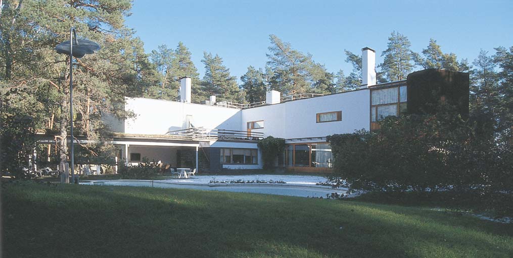 Men Villa Mairea vokste frem som et selvstendig og personlig verk av Aalto: To L-former som trenger inn i hverandre og overlapper hverandre: Den ene fra inngangsbaldakinen til badstuen; den andre fra