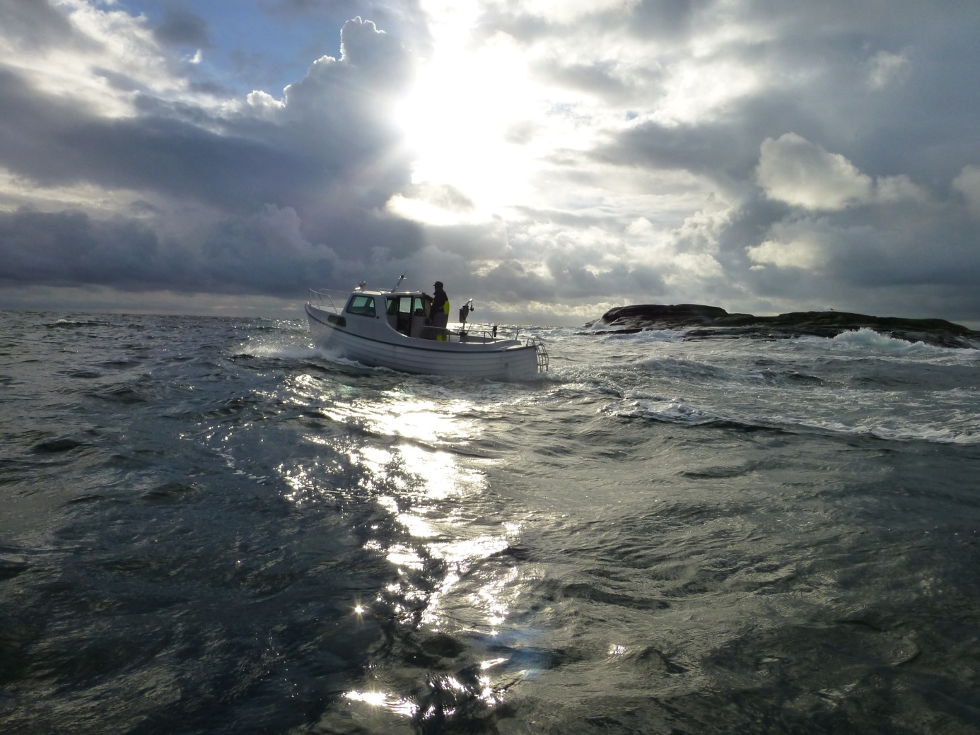 Sandøy Holding AS i Tvedestrand har tatt opp igjen produksjonen av et båt-ikon. Vi har gjort store forbedringer på 2013 utgaven og denne leveres med helt ny og selvlensende dørk og innredning.