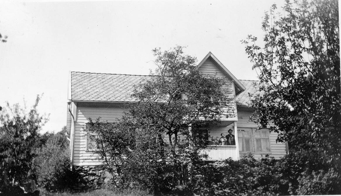 Åsabuen nr.15 2010 "Gamlegården" i Tellevik. (bnr. 2). Bildet er tatt i 1936 og er utlånt av Marita Landsvik Helge og Elen Marie Askvik som eide den frem til 1952.