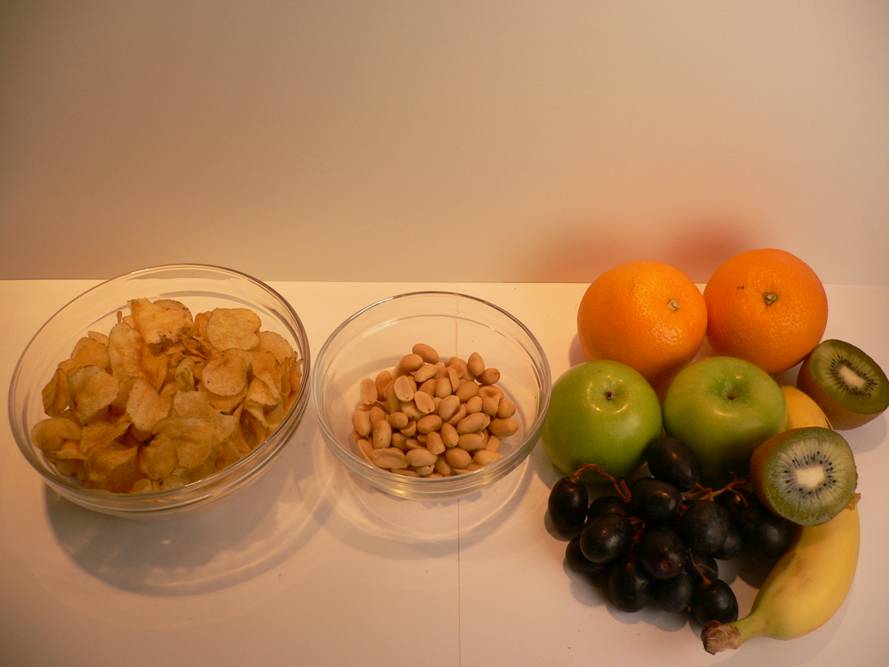 Potetgull og peanøtter er veldig energitett En liten skål potetgull (100 gram) = en