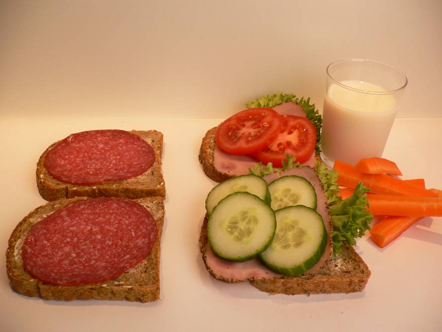 Dansk salami er et veldig energitett kjøttpålegg To skiver brød med Dansk salami = To