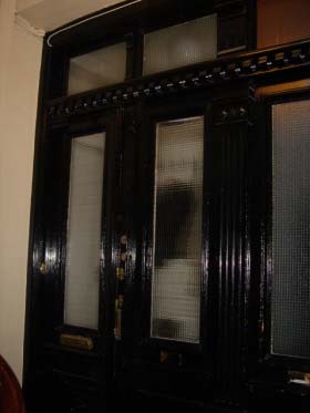 Bruk av glass i dør skal ha trådglass. Selve utformingen av disse dørene er varierende, men har ofte en arkitektonisk verdi.