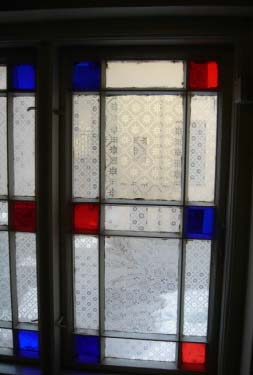 For eldre vinduer er materialet som er benyttet ofte bedre og det håndverksmessige arbeidet er bedre utført. En variant av det klassisistiske vinduet hadde losholt (krysspost) og fire felter.