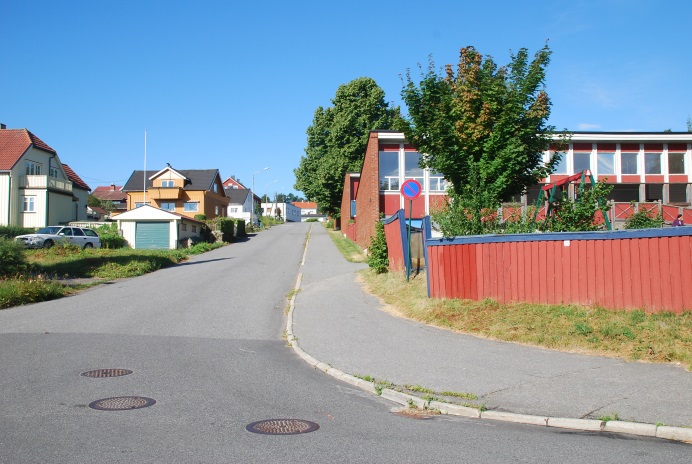 Fylkesveg 354 forbi området har i følge Vegdatabanken en ÅDT(2013) på 11050 kjt/døgn forbi området. Trafikken i det kommunale vegnettet er knyttet til boligen, skolen, barnehagen og idrettsanlegget.