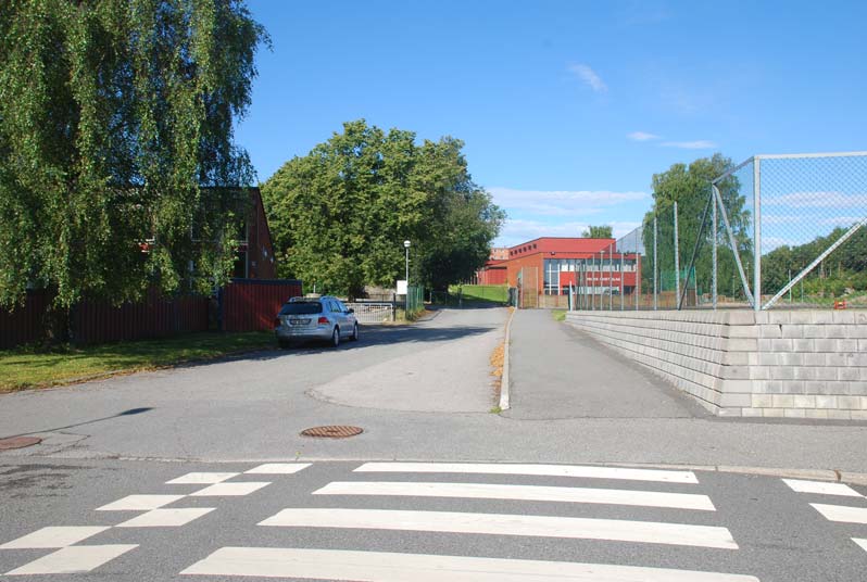 3.4. Veg og trafikkforhold I dagens situasjon er hovedadkomst til oppvekstsenteret og klubbhuset fra Eidangervegen.