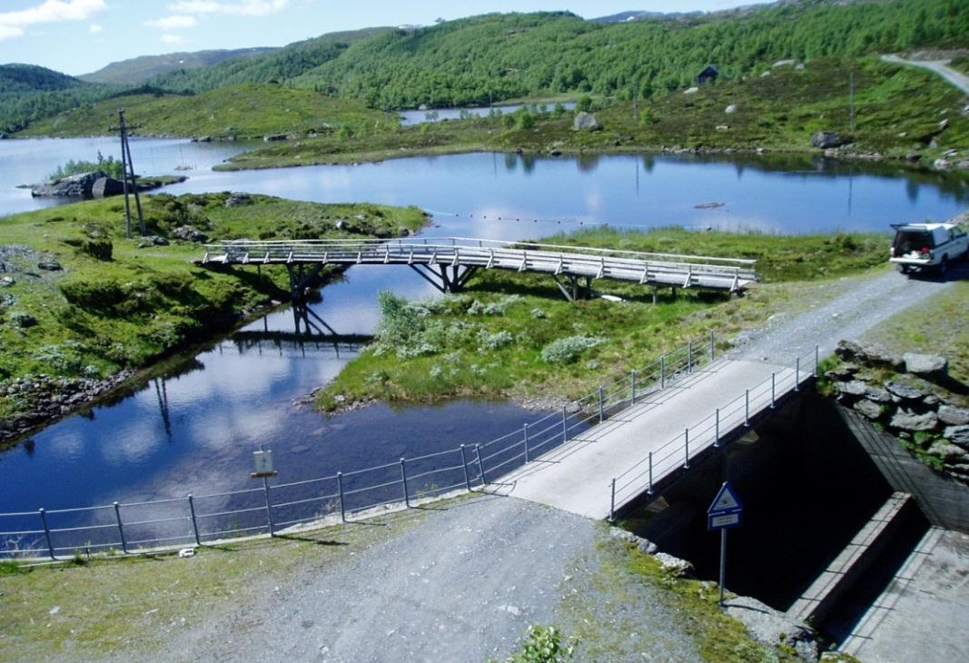Figur 5. Inntak Hjørnåsvatn (foto Haugaland Kraft). 3.6 Minstevannføring Gjeldende manøvreringsreglement har en bestemmelse om minstevannføring på sommeren.