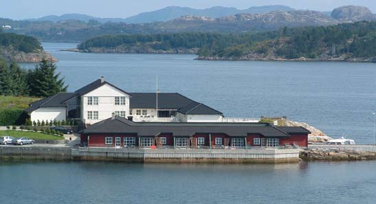 Fem flotte leiligheter, fellesrom og innendørs svømmebasseng med utsikt utover Herdlefjorden gjør at det naturligvis er rift om plassene. www.herdla.