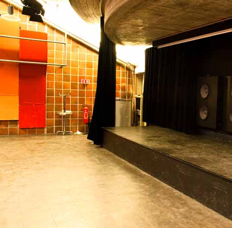 Kapasitet:, sittende Lydanlegg: Publikumsgarderobe: Nei Bar i lokalet: Nei Skjenkebevilling: Heis: Artistgarderobe/backstage: Lerret:, 4 x m.