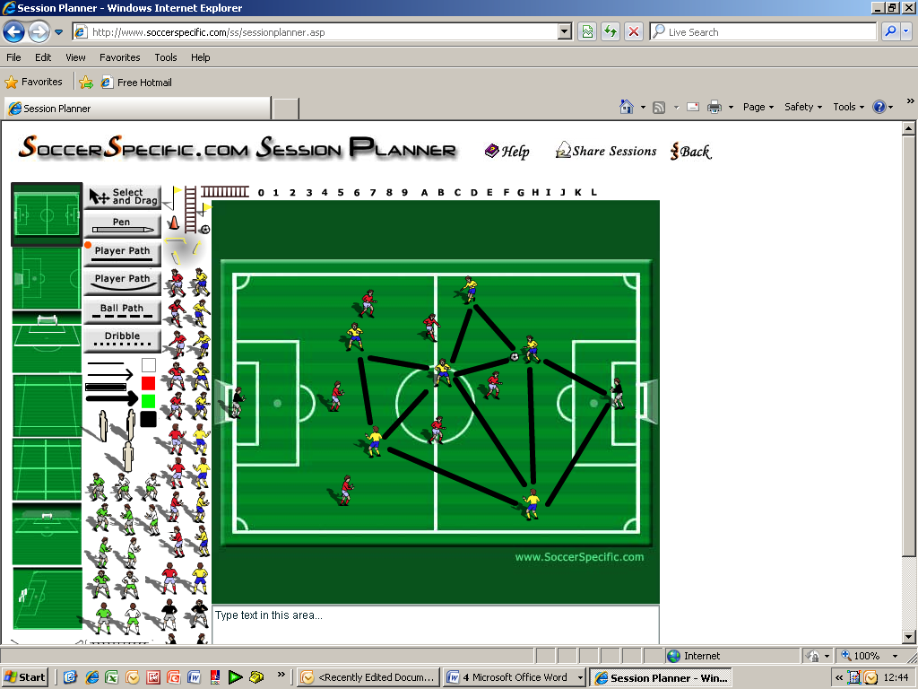 Figur 7: Alle spillerne på det gule laget er spillbare, ser ballfører og motstanderens mål.