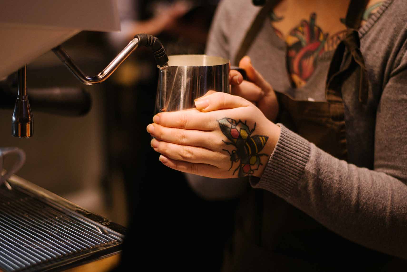 Kaffe er også unik ved at den til forskjell fra andre drikkevarer tilberedes på stedet der den serveres.