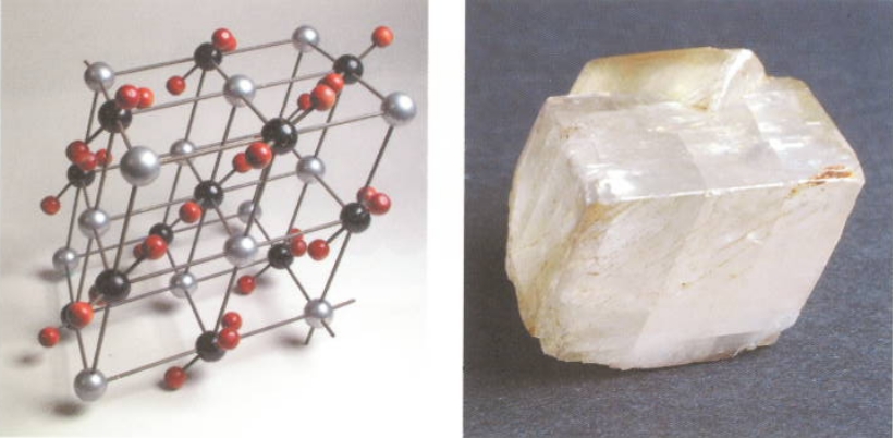 Forfatterne av Kjemi 1 skriver at stoffet natriumklorid dannes ved at natriumatomet overfører et elektron til kloratomet.