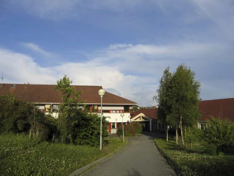 Kva rolle har Fjell sjukeheim fått etter etableringa av to moderne bu og servicesentra? Sjukeheim vart i 2010 rehabilitert og gjort meir brukarvennleg med mindre stover i kvar fløy.