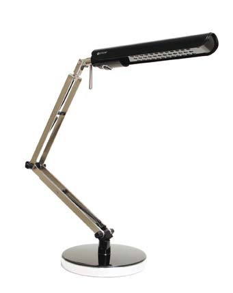 Jubileumspris 3047119 2240,- 1990,- Vero Bordlampe i børstet stål eller hvitt 13W Lekker bordlampe i børstet stål eller hvitt med Ottlite teknologi. Bredden på lampen gir fint lys til PC.