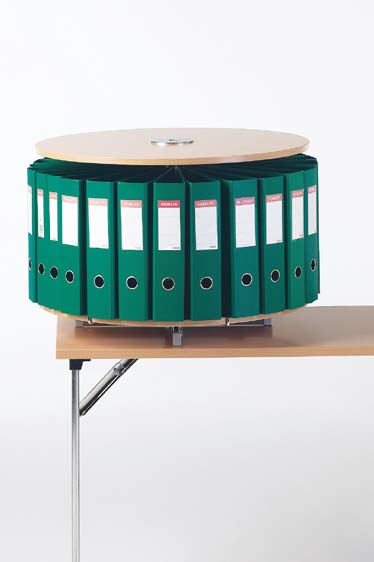 Midikaruseller Karuseller i bøkfiner med en diameter på 670 mm, med plass til 16 A4 mapper. To modeller, uten topp og med topp. 6 stk bokstøtter inngår i prisen.