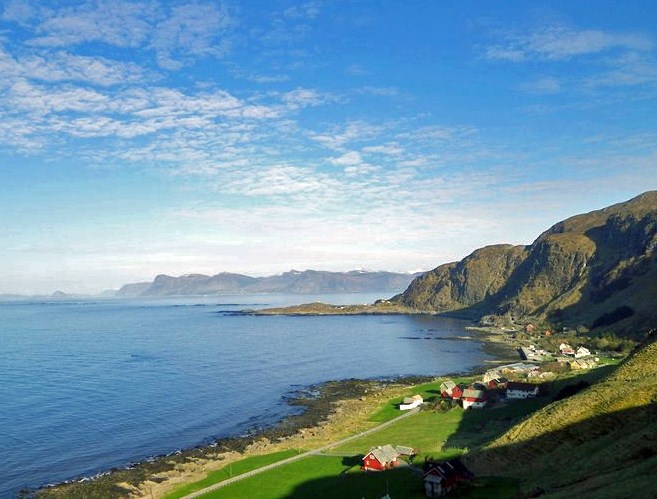 Runde kystleirskule Stupbratte klipper med yrande liv. Grøne bakkar mot djupblått hav. Eit samfunn omkransa av skumsprøyt. Idyllisk busetnad, men også ei dramatisk historie.