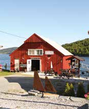 18 Mosvik Brygge I Mosvik ligger det gamle handelsstedet fra 1700-tallet som i dag en særegen bryggerestaurant og pub. Idyllisk beliggende innerst i Trondheimsfjorden.