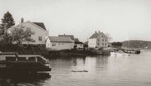Tollboden på Merdø (til høyre) skal være bygd i 1654 og er senere ombygd. På begynnelsen av 1800- tallet tok Ole Nielsen Bay (født 1774) over som tollbetjent etter Hans Leirdal Rose (1746-1815).