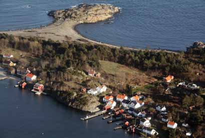 Merdø i mars 2012. Til venstre ses bebyggelsen på østre Merdø med Lakseberget i sør. Foran er Fram- Merdø og bak ses den tidligere oppdyrkede jorda. Foto: Odd Austarheim. uthavner.