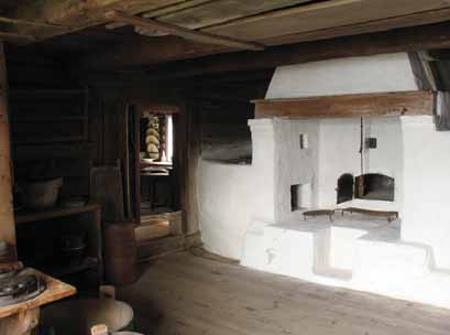 Bakerovnen i bryggerhuset på Merdøgaard. Bakerovner ble utbredt på Agderkysten i løpet av 1600-tallet. Bryggerhusene var først egne, små hus og senere bygd inntil innhuset, gjerne i vinkel.