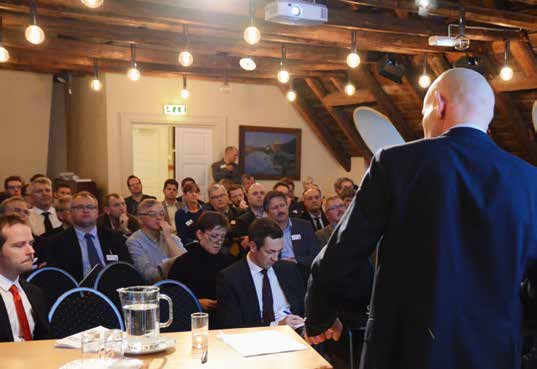 24 25 Det var stor interesse i energibransjen for å møte statsråden på hans første besøk i Stavanger.