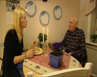 Noen å spise med Den snart 90 år gamle Finn Aas, bosatt på Torshov i Oslo, er med i prosjektet. Hver tirsdag får han besøk av 28 år gamle Tilde.