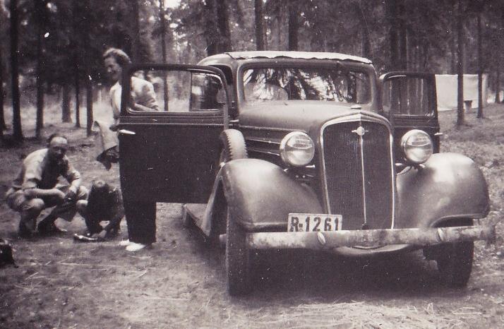 bilen, ein 7-seters grøn Chevrolet som er fotografert