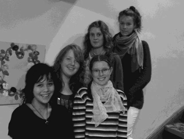 Stor songglede mellom dei unge Frå venstre: Sarah, Ena-Malika, Maria, Stina, og Vilde. Det har vorte tradisjon i Ulvik at born og unge deltek under poesifestivalen.