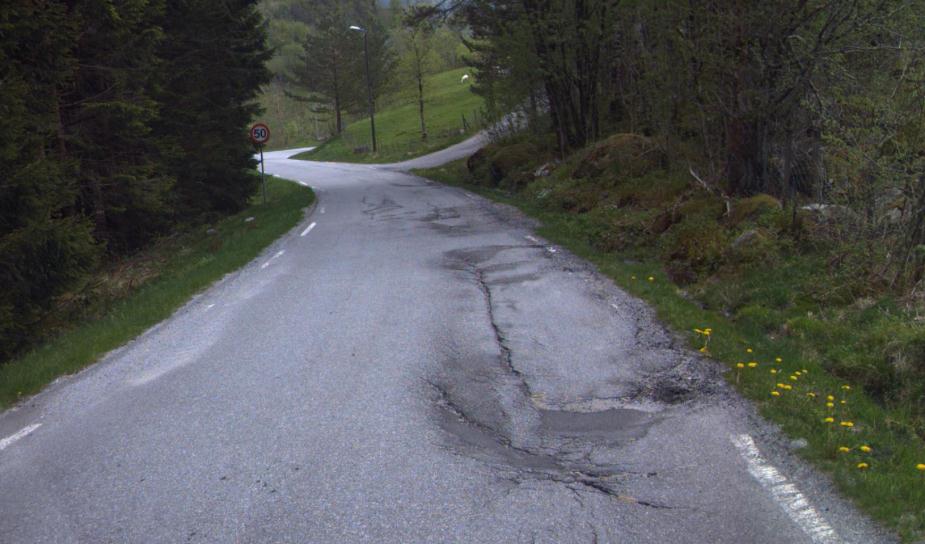 FIGUR 47 ALVORLIGE DEKKESKADER PÅ DEN LAVTRAFIKKERTE FV 713 I SAUDA KOMMUNE (FOTO: STATENS VEGVESEN) Registrert behov for fjerning av forfall og tilhørende oppgradering av bruer og ferjekaier på