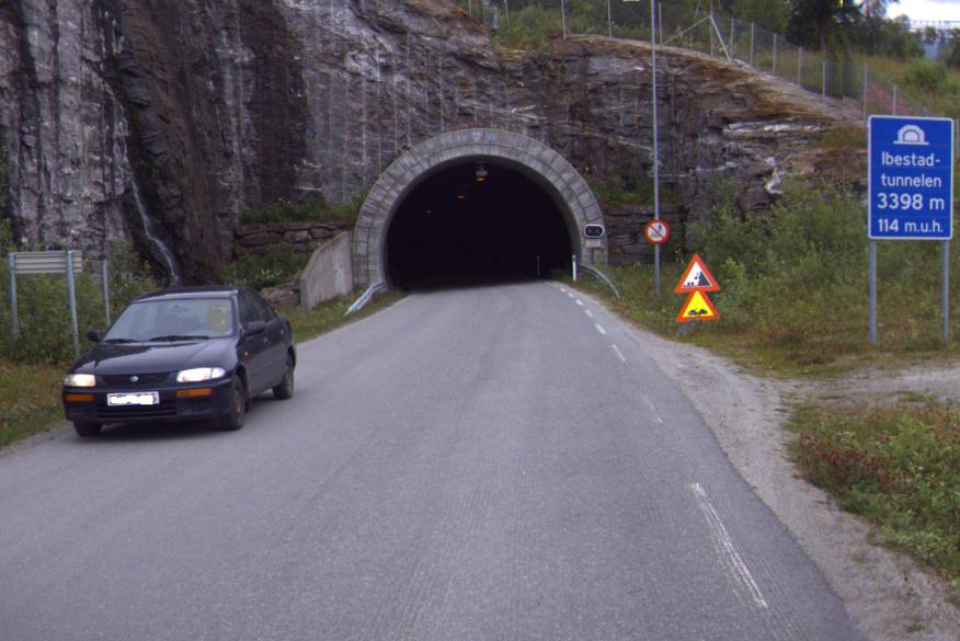 FIGUR 85 DEN UNDERSJØISKE IBESTADTUNNELEN PÅ FV 848 (FOTO: STATENS VEGVESEN) Registrert behov for fjerning av forfall og tilhørende oppgradering av bruer og ferjekaier på fylkesveger i Troms er om