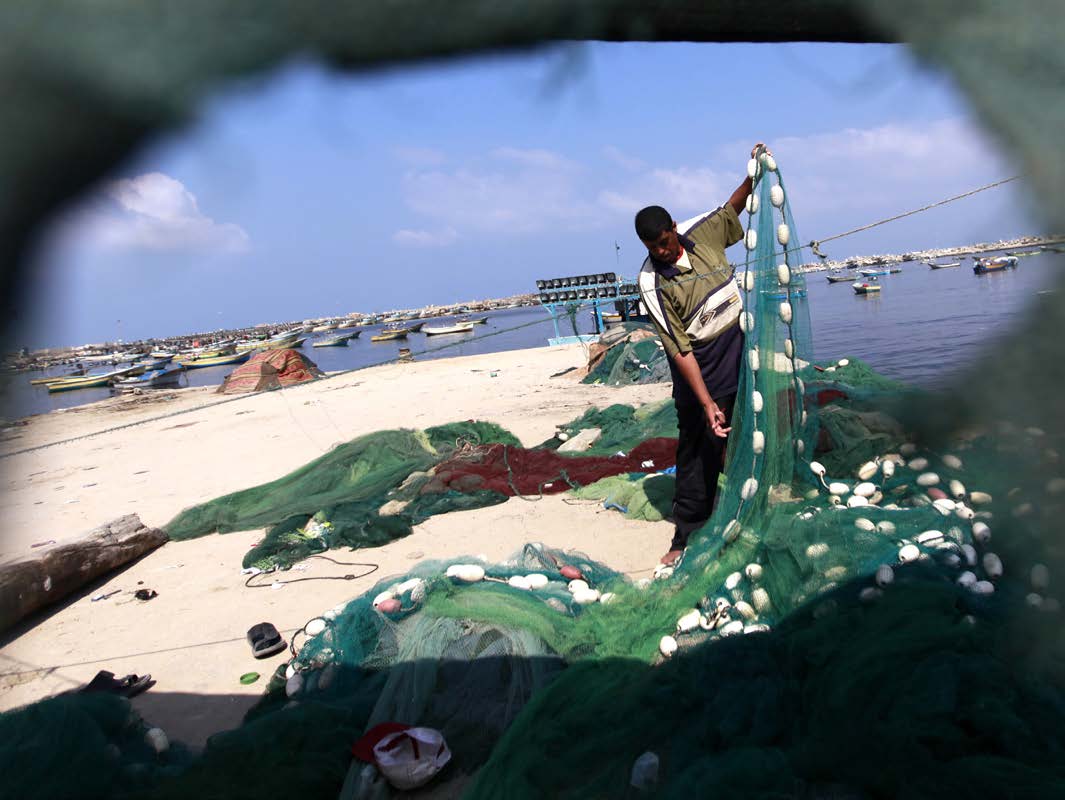 TVINGES PÅ LAND: I følge Oslo-avtalen skulle fiskerisonen i Gaza utvides til 20 nautiske mil. I dag er den på tre nautiske mil. Fiskerne lider også under mangel på drivstoff. Foto: NTB/Scanpix.