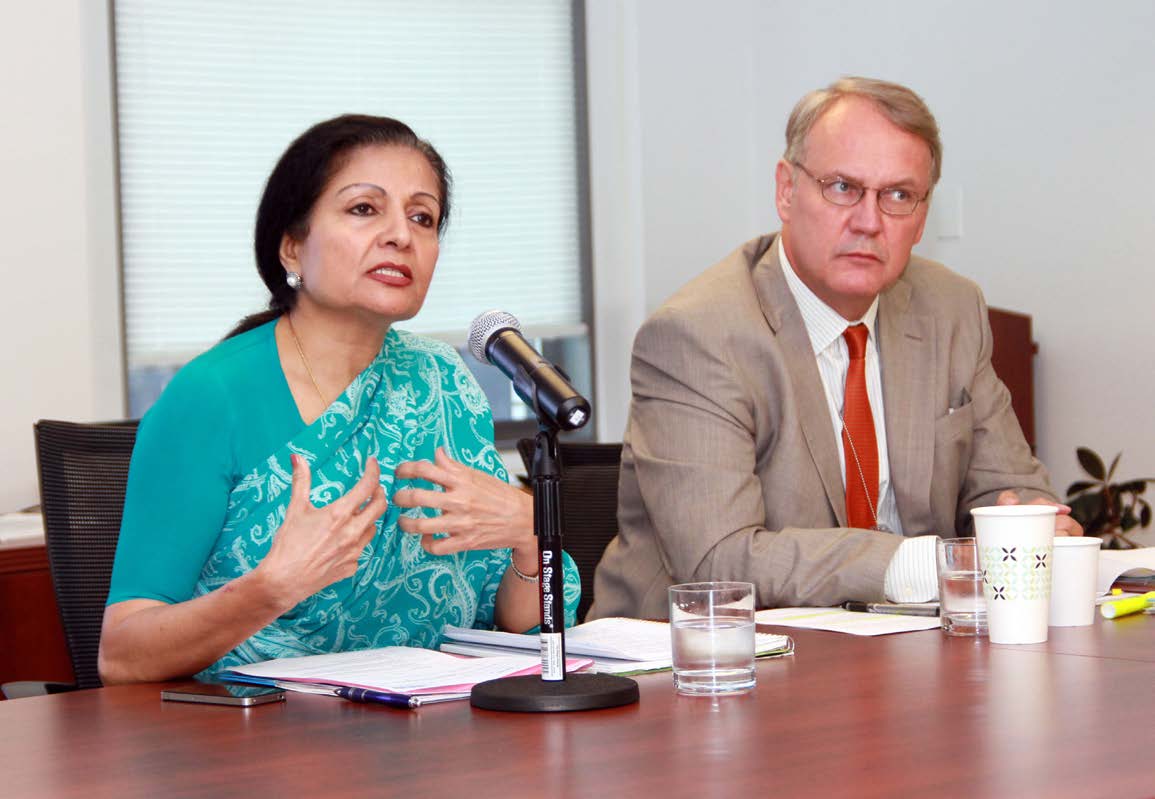 UN WOMEN: Lakshmi Puri og og John Hendra i UN Women jobber nå på spreng for å sette likestilling på agendaen for de neste tusenårsmålene.
